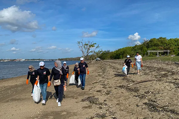 PB & SCJ collaborating to help clean a beach in Bali.