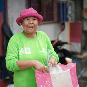 Elizabeth Ampuyas, reportedly a collection community member from Manila, is holding a bag. She works as a street sweeper and collects plastic for extra income.