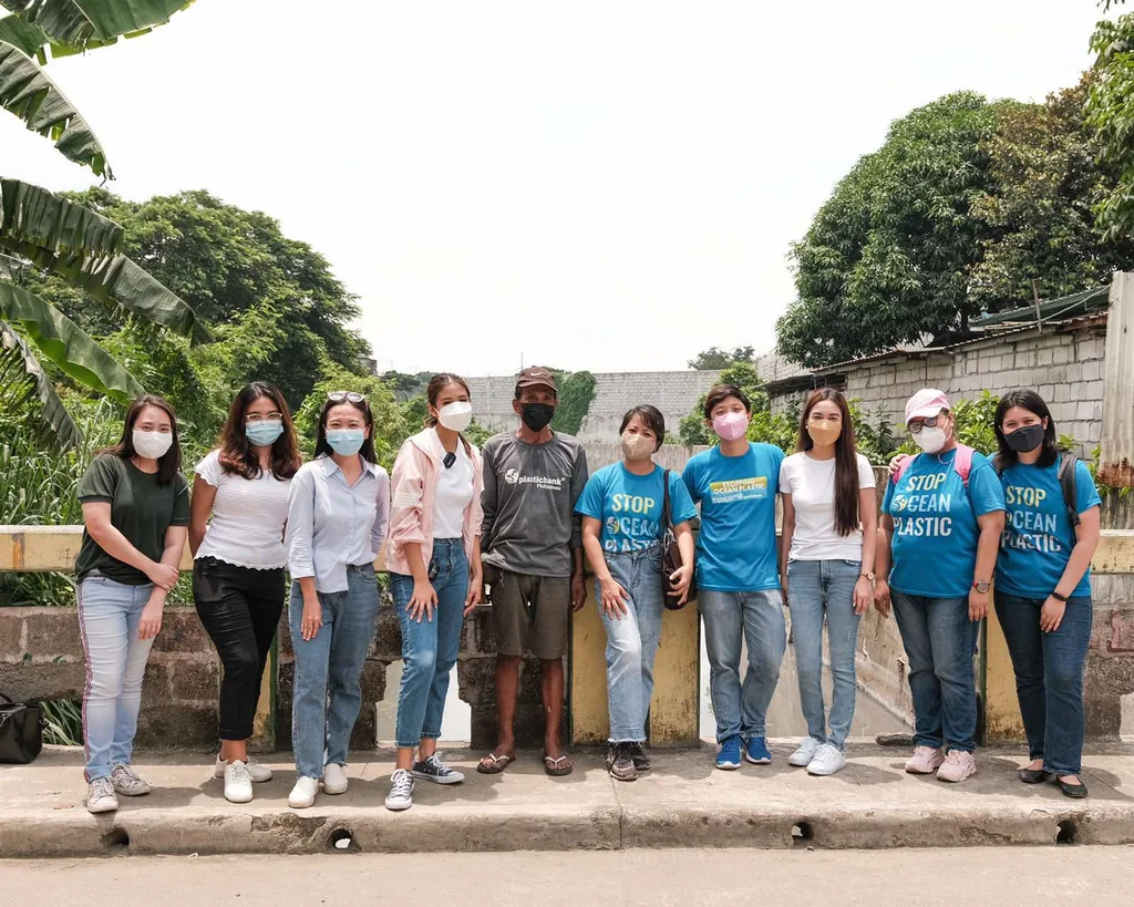 Philusa team, Plastic Bank representatives and Plastic Bank Waste collectors.